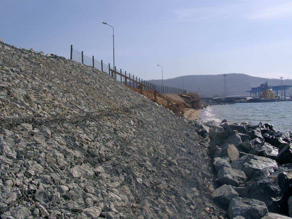 雷諾護墊生態護坡是如何施工的