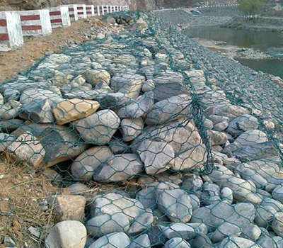 如何保證包塑石籠網的河道施工