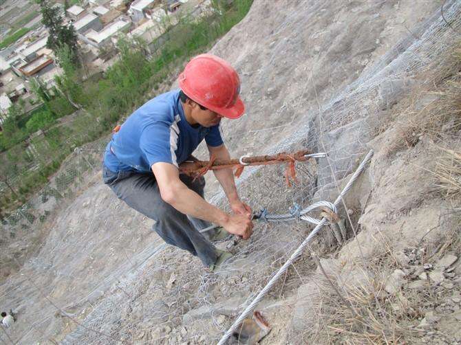 邊坡落石防護網后期如何防護使用 邊坡落石防護網后期如何防護使用