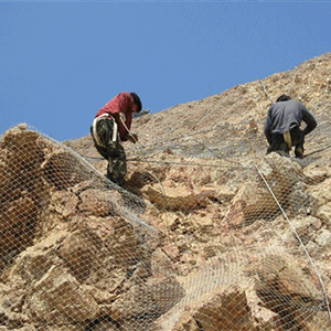 邊坡落石防護網如何保障施工人員的安全