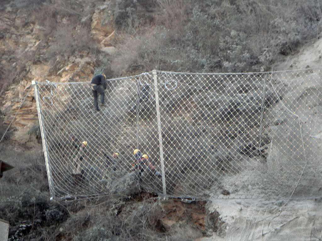 邊坡落石防護網如何保障施工人員的安全